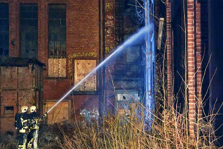 Glücklicherweise war die Feuerwehr schnell vor Ort, sodass die Flammen auf kein weiteres Gebäude übergriffen.