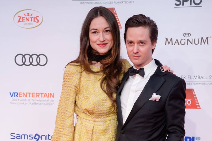 Schauspieler Tom Schilling und seine Freundin Annie Mosebach stehen am 20.01.2018 auf dem roten Teppich zum 45. Deutschen Filmballs im Bayerischen Hof in München (Bayern).