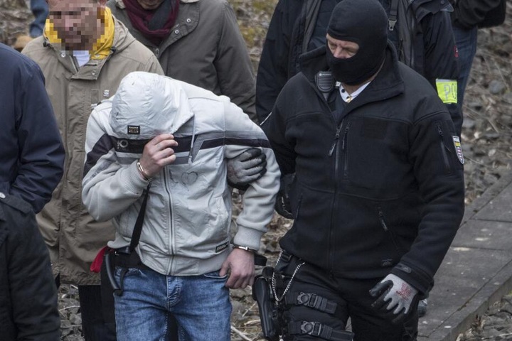 Ali B. zieht sich die Jacke vor das Gesicht.