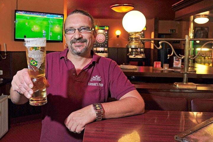 Torsten Lienau (48) hat das Kneipen-Abo des Sportsenders „Sky“ - und darf das Spiel live zeigen.