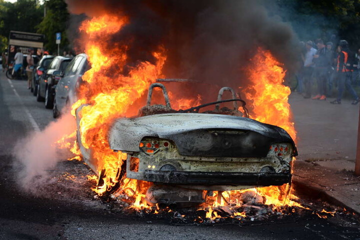 Auch Autos wurden in Brand gesteckt.