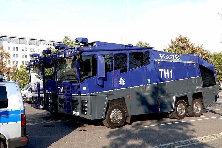 Auf dem Parkplatz an der Johanniskirche standen Wasserwerfer bereit.