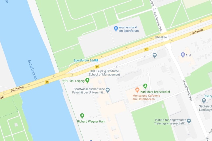 Der Unfall soll sich in Höhe der Red-Bull-Arena, nahe der Haltestelle Sportforum Süd, ereignet haben.