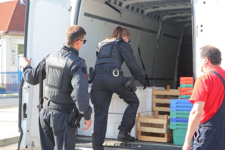 Die Polizei überprüft Transporter.