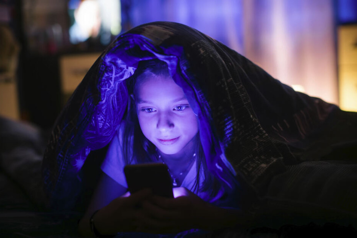 Smartphones strahlen blaues Licht aus und erschweren somit das Einschlafen. Am Abend empfiehlt es sich daher, den oft integrierten Blaulichtfilter zu aktivieren. Noch besser ist es, das Smartphone einfach beiseite zu legen.