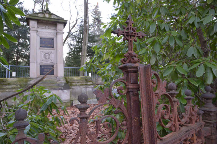 Auf dem Städtischen Friedhof Chemnitz stehen mehr als 80 Gräber unter Denkmalschutz. Rund 80 Prozent davon sind sanierungsbedürftig.