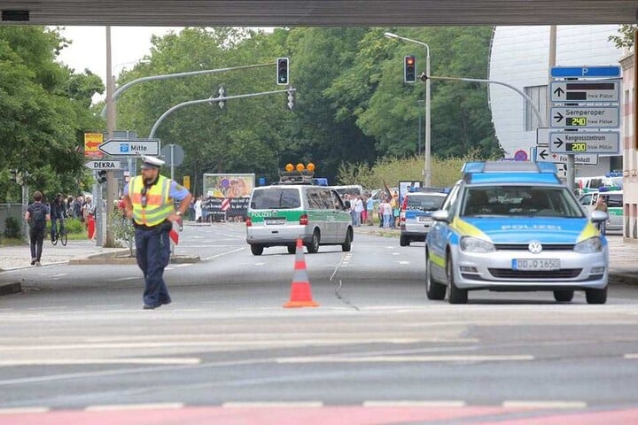 Derweil ist vor der Ballsporthalle die Magdeburger Straße für Autos abgesperrt worden.