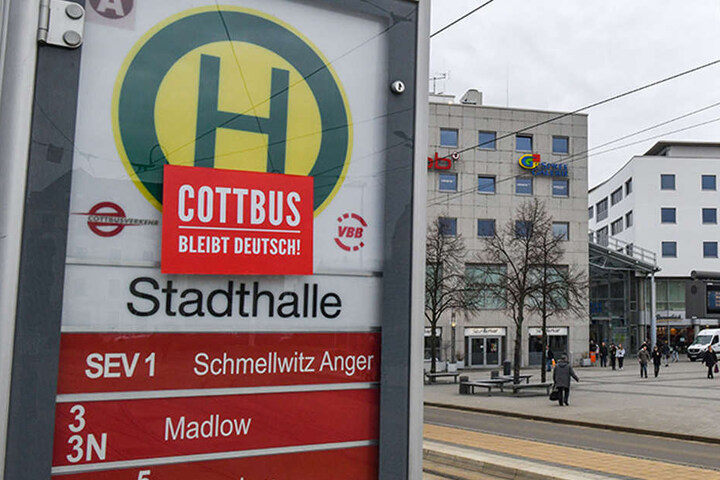 Ein Aufkleber mit der Aufschrift "Cottbus bleibt deutsch!" ist an einer Haltestelle vor der Cottbuser Stadthalle zu sehen.
