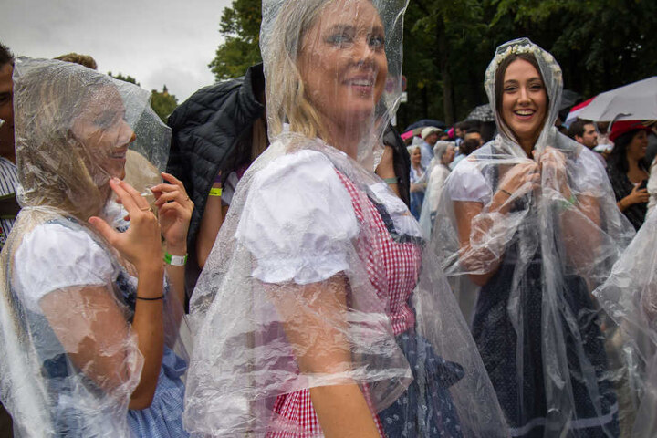 Verregneter Samstag in München. Diese Mädels versuchen das Beste daraus zu machen.