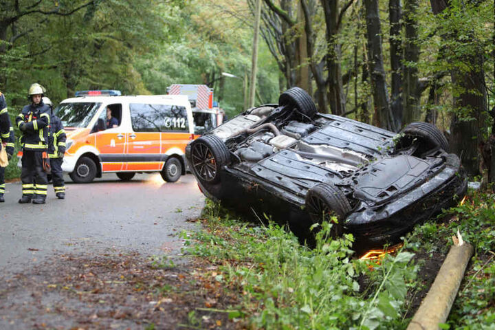 Das Auto überschlug sich und landete auf dem Dach.