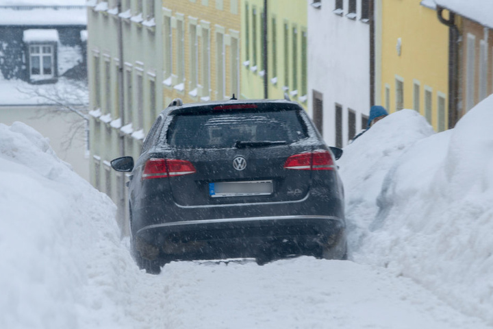 Ein Auto fährt am Montag die Kleine Sommerleite in Annaberg-Buchholz hinab.