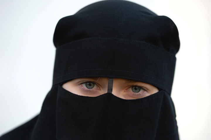 Von einer Frau sind wegen eines Nikab, der ihr Gesicht verschleiert, nur die Augen zu sehen.