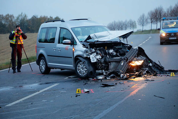 Der Kleintransporter wurde vollkommen demoliert.
