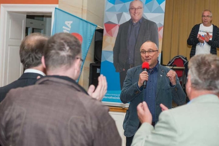 AfD-Direktkandidat Jens Maier freut sich über das Wahlergebnis in Dresden.