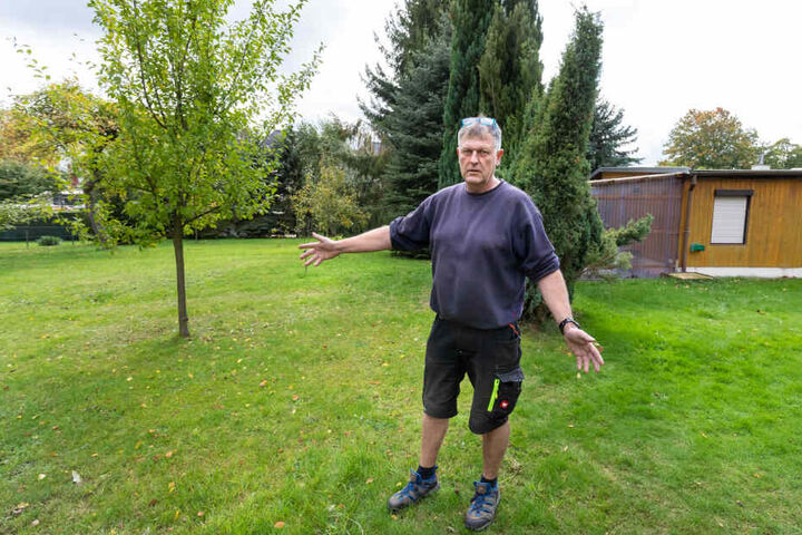 Hier wird keine Straße gereinigt: Jörg Barde (52) auf seinem Hinterlieger-Grundstück.