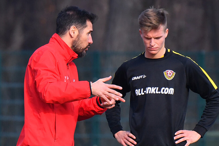 Cristian Fiel (l.) im Gespräch mit Dzenis Burnic. Der Dynamo-Coach würde den "Sechser" auch in der kommenden Saison gern in seinem Kader haben.