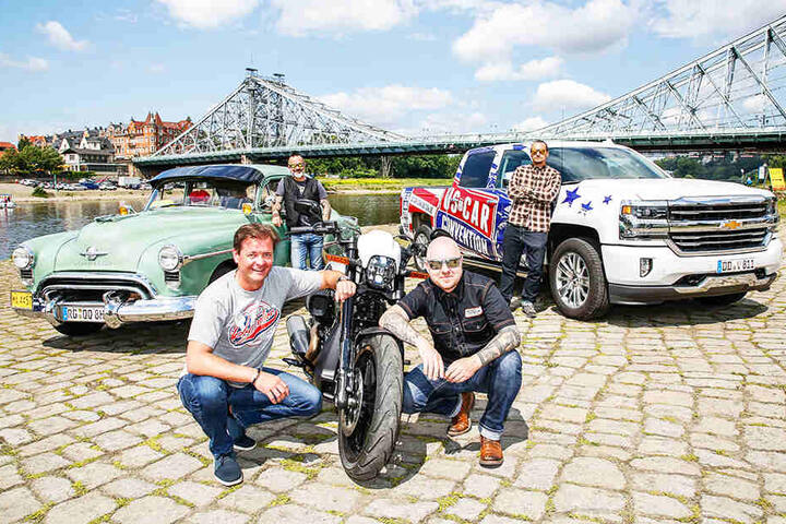 Matteo Böhme (l.) und Mathias Lindner (r.) veranstalten die US Car Convention und die Harley Days Dresden.