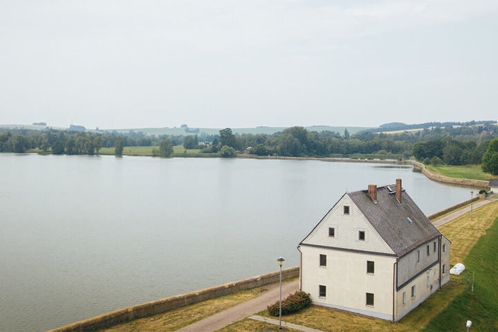 Blick aus der Luft auf die Stauanlage am Unteren Großhartmannsdorfer Teich.