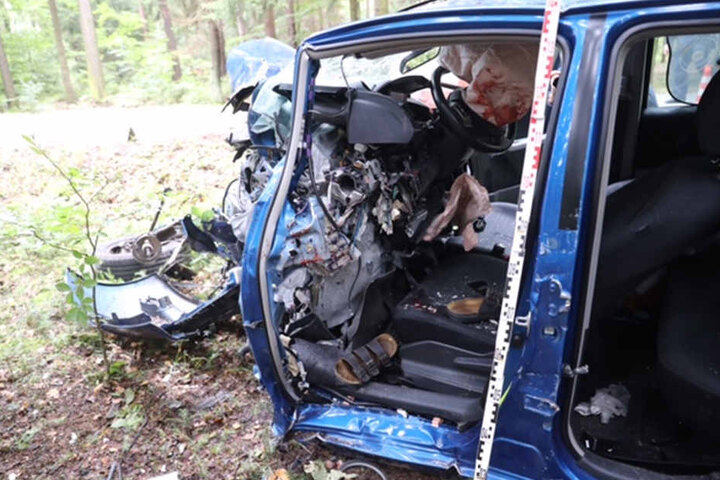 Die Vorderseite des Autos ist komplett zerstört.