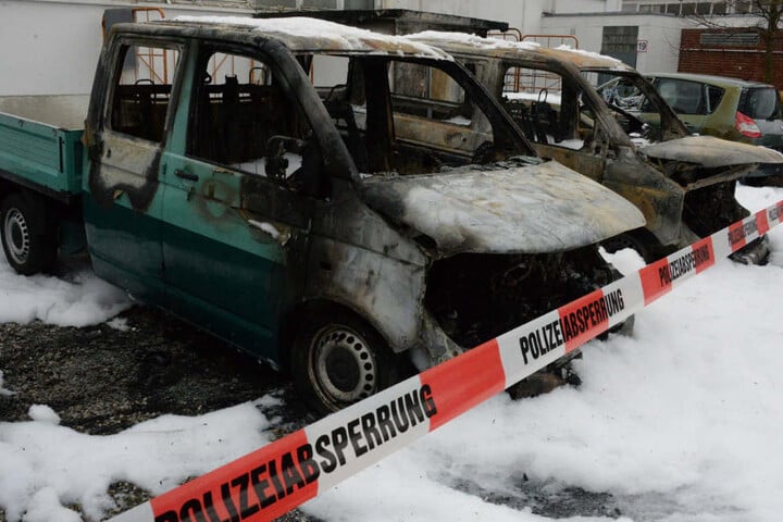Drei Autos brannten an der Lagerhalle völlig aus.