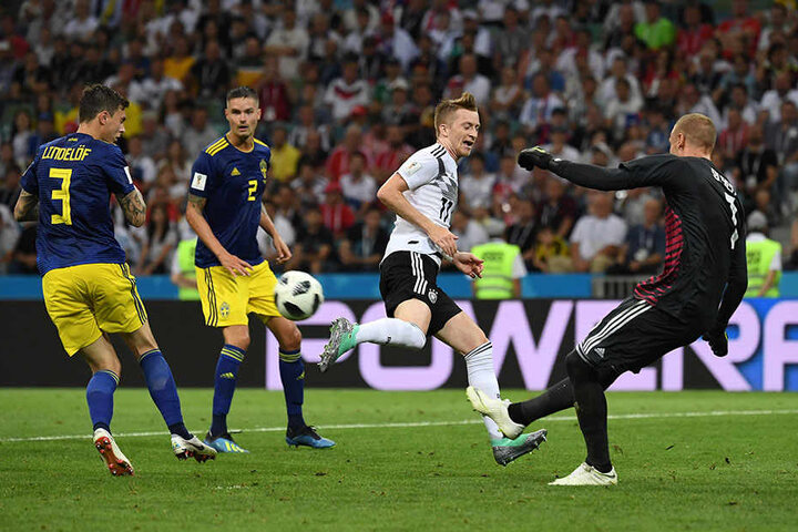 Marco Reus (Zweiter von rechts) erzielt den 1:1-Ausgleich für Deutschland!