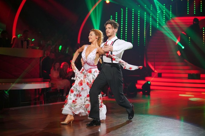 Nach der Behandlung biss Bela die Zähne zusammen und tanzte seinen Quickstep mit Partnerin Oana.