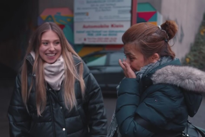 Die eine beschenkte Frau hatte Tränen der Freude in den Augen.