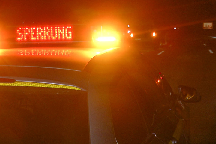 Die Aufräumarbeiten auf der A5 könnten bis in den Morgen andauern.