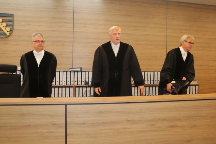 Vorsitzender Richter Thomas Fresemann (50, m.) und die beisitzenden Richter Jürgen Scheuring (49) und Birger Magnussen (49)