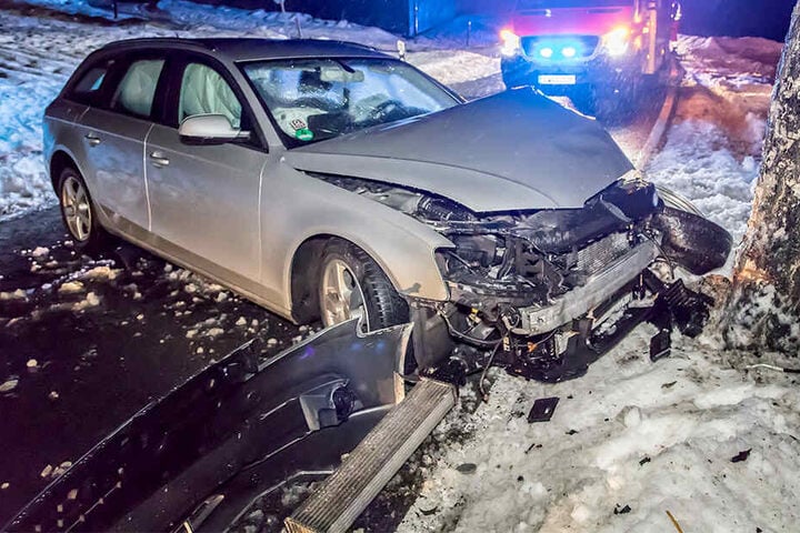 Der Audi war von der Fahrbahn abgekommen und frontal in den Baum gekracht.