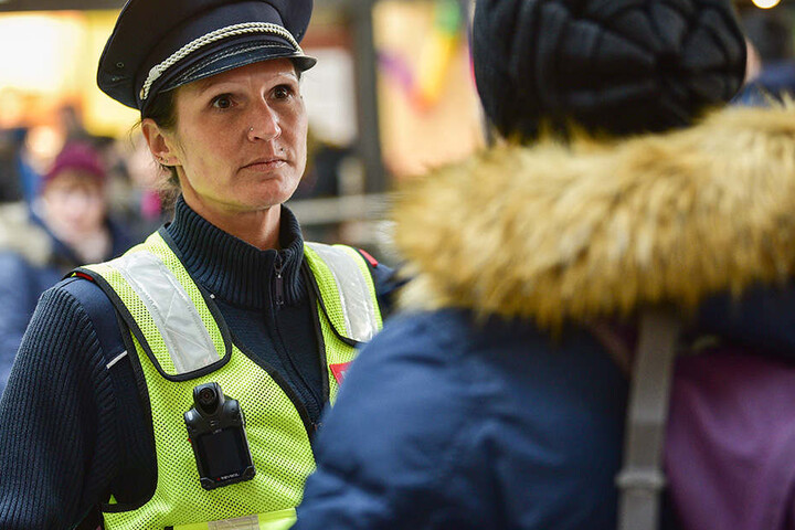 Eine Mitarbeiterin der Bahn im Gespräch mit einer Passagierin am Bahnhof. Nach und nach will die Bahn die Bodycams einsetzen.