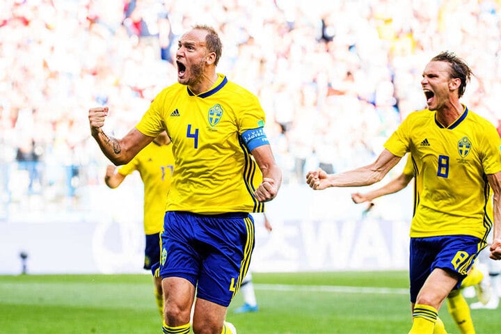 Andreas Granqvist (l.) und HSV-Akteur Albin Ekdal (r.) bejubeln das schwedische Siegtor.