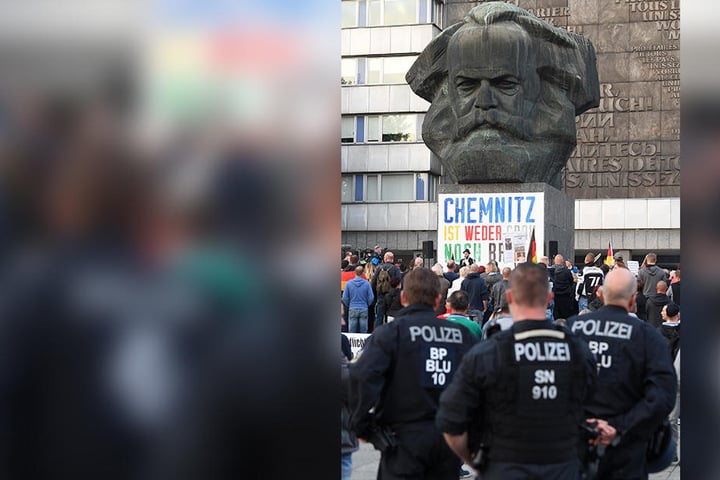 Martin Kohlmann sprach bei einer Demonstration von Pro Chemnitz auch vor dem Chemnitzer Nischel.