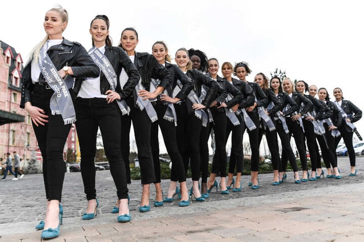 Die 16 Kandidatinnen für die Wahl der diesjährigen "Miss Germany" stehen nebeneinander.