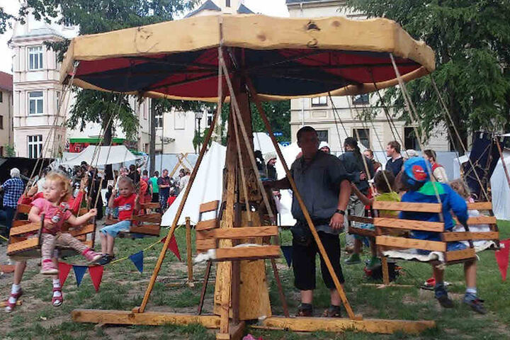 Das historische Kinderkarussell wird mit reiner Muskelkraft betrieben.