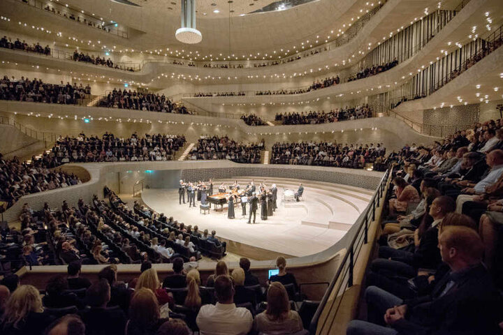 Dankeskonzert für die Polizisten in der Elbphilharmonie. Sächsische Beamte durften nicht teilnehmen.