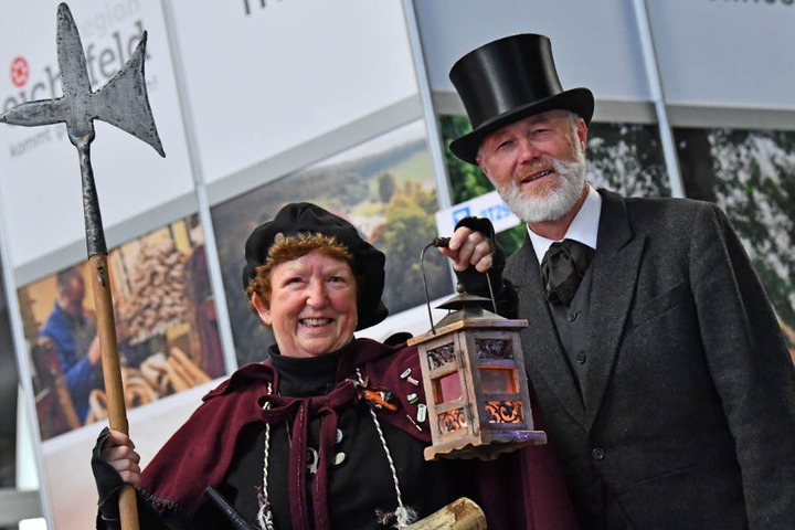 Sigrid und Dietrich Seifert aus Heiligenstadt präsentieren als mittelalterliche Nachwächterin und Theodor Storm das Eichsfeld auf der Messe.