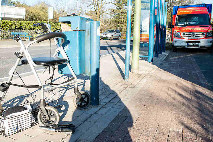 Links ist der Rollator zu sehen, mit dem der ältere Mann die Straße überqueren wollte.