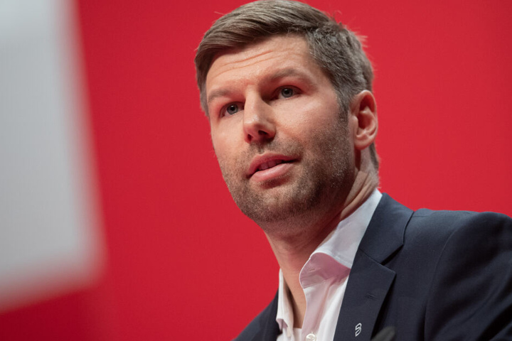 Ein Blick auf den Vorstandsvorsitzenden des VfB Stuttgart: Thomas Hitzlsperger während seiner Rede bei der außerordentlichen Mitgliederversammlung im Dezember. Danach hieß der neue VfB-Präsident Claus Vogt.