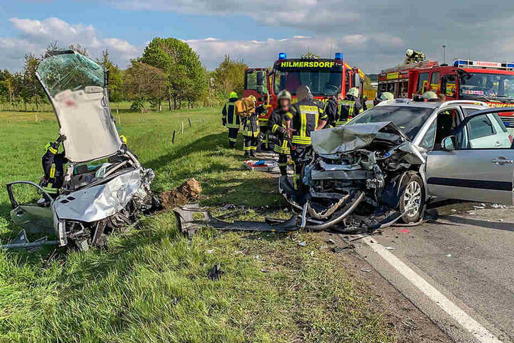 Einige hundert Meter nach der Kreuzung Heinzebank krachten zwei Autos frontal zusammen.