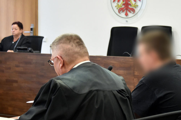 Der Angeklagte wartete am Donnerstag in Potsdam (Brandenburg) im Gericht mit seinem Anwalt auf das Urteil.