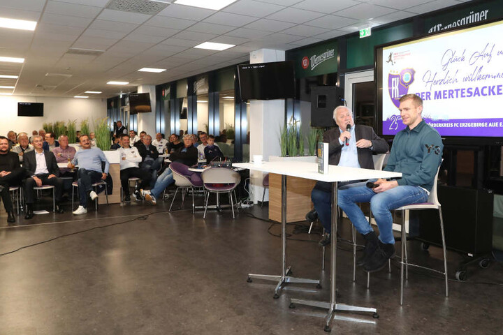 Gert Zimmermann "quetschte" Per Mertesacker bei der lockeren Talkrunde aus.