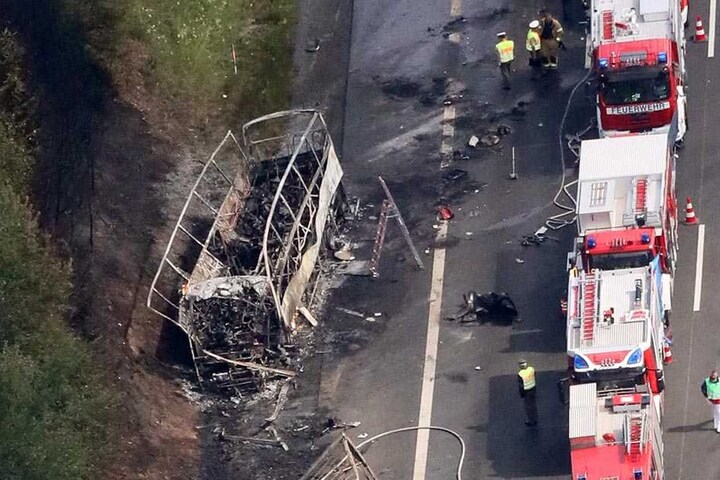 Ein Luftbild zeigt die Unfallstelle auf der A9 bei Münchberg (Bayern). 200 Rettungskräfte von Polizei, Feuerwehr und THW waren im Einsatz. Bus und Sattelschlepper brannten völlig aus.