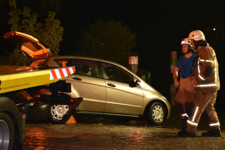 Da das Abschleppunternehmen den Wagen aus dem Wasser zog, mussten die Rettungskräfte nur unterstützend eingreifen.
