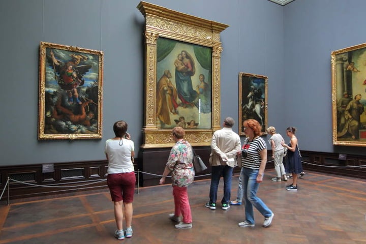 Wie sicher sind die Alten Meister? Raffaels Sixtinische Madonna ist tief im Semperbau beherbergt, soll laut Staatlichen Kunstsammlungen nicht gefährdet sein.