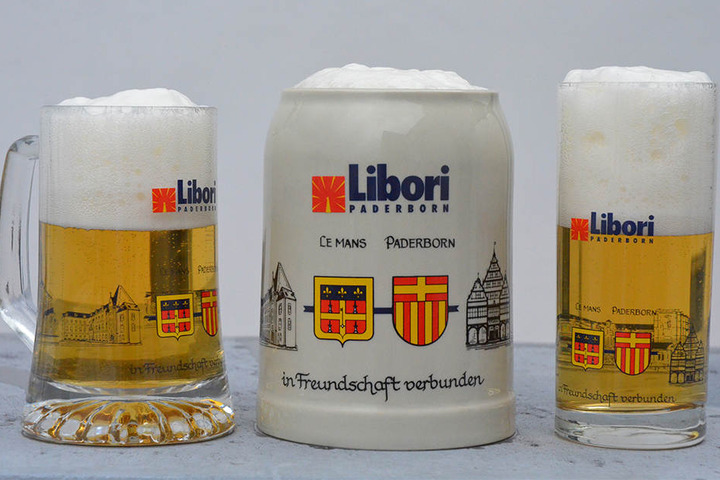 In diese Krüge wird das Bier aus dem Bierbrunnen gefüllt.