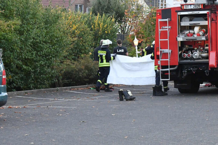 Mit einem Tuch verdeckte die Feuerwehr die Leiche vor neugierigen Blicken.