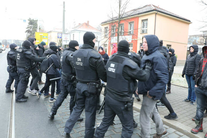 Die Polizisten stehen den Aktivisten gegenüber.