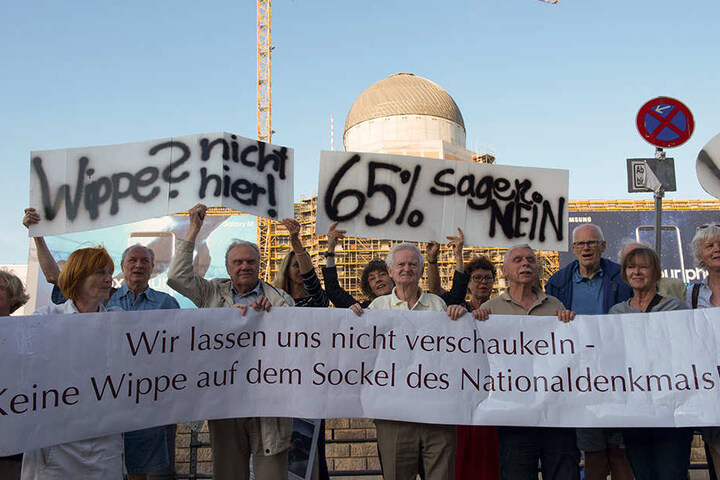Wegen der Planung einer Wippe auf dem Sockel des Schlosses, hatte eine Bürgerinitiative Anfang August vor der Baustelle demonstriert.