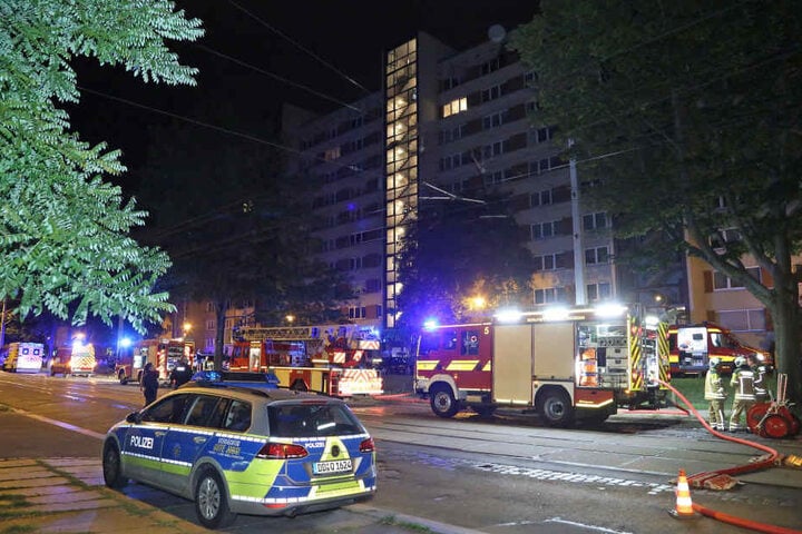 Eine Wohnung in der 10. Etage stand in Flammen.